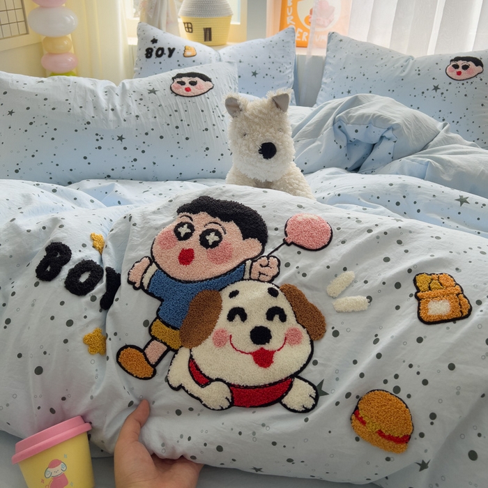 91家纺网 家纺一手货源 找家纺 易辰美 2025新款水洗棉毛巾绣卡通四件套 小新与大白