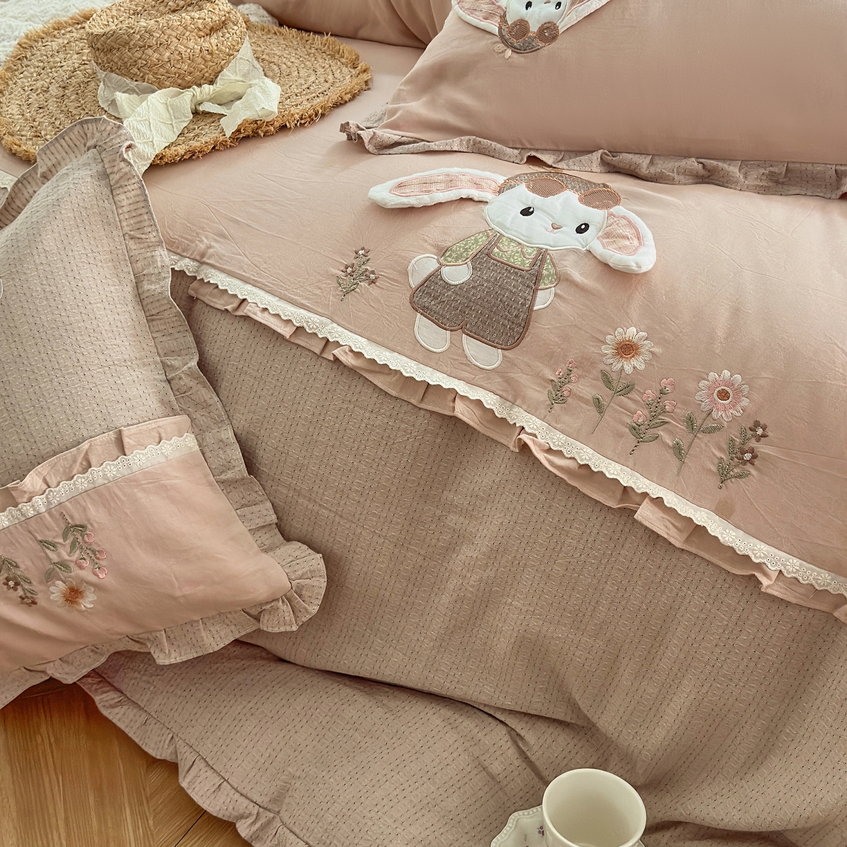 91家纺网 家纺一手货源 找家纺 艾唯希家纺 2025新款全棉纯棉色织小提花工艺四件套-开心兔系列 开心兔-粉