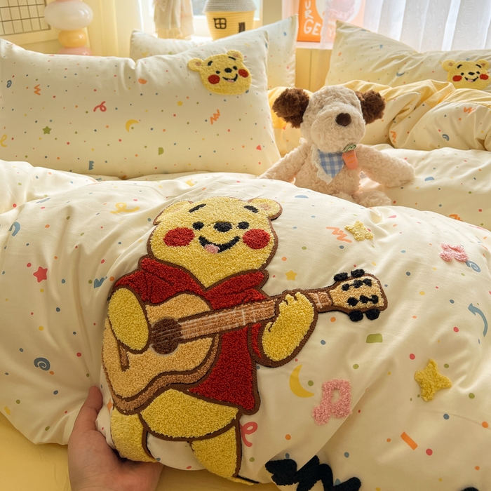 91家纺网 家纺一手货源 找家纺 易辰美 2025新款水洗棉毛巾绣卡通四件套 吉他小熊