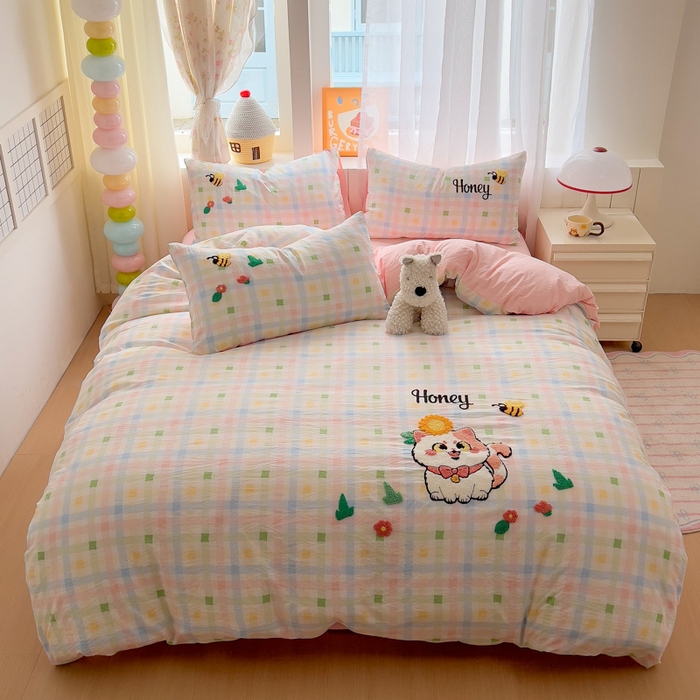 91家纺网 家纺一手货源 找家纺 易辰美 2025新款水洗棉毛巾绣卡通四件套 萌趣猫咪