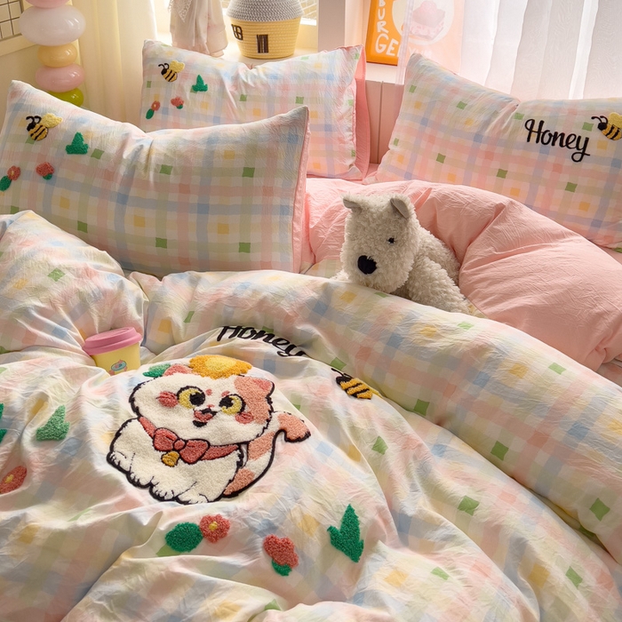 91家纺网 家纺一手货源 找家纺 易辰美 2025新款水洗棉毛巾绣卡通四件套 萌趣猫咪