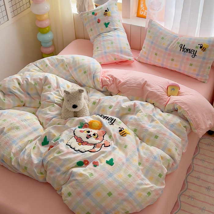 91家纺网 家纺一手货源 找家纺 易辰美 2025新款水洗棉毛巾绣卡通四件套 萌趣猫咪