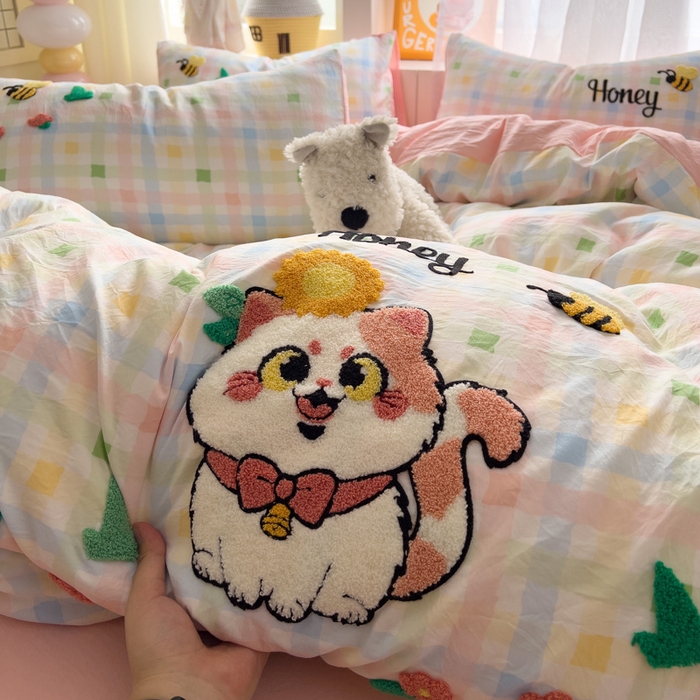 91家纺网 家纺一手货源 找家纺 易辰美 2025新款水洗棉毛巾绣卡通四件套 萌趣猫咪