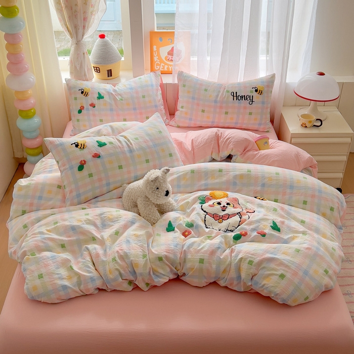 91家纺网 家纺一手货源 找家纺 易辰美 2025新款水洗棉毛巾绣卡通四件套 萌趣猫咪