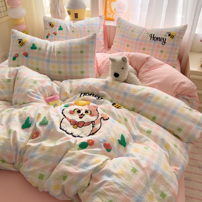 91家纺网 家纺一手货源 找家纺 易辰美 2025新款水洗棉毛巾绣卡通四件套 萌趣猫咪