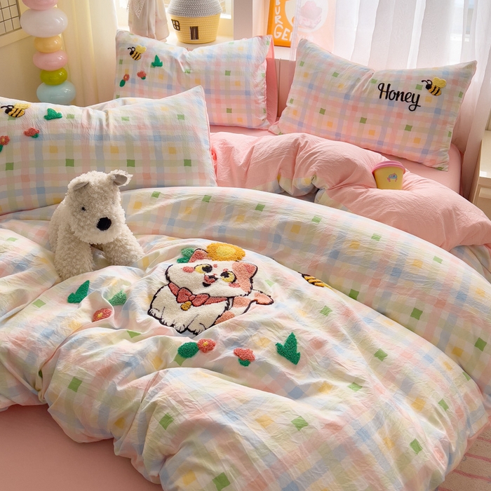 91家纺网 家纺一手货源 找家纺 易辰美 2025新款水洗棉毛巾绣卡通四件套 萌趣猫咪