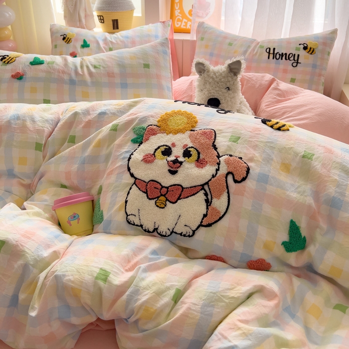 91家纺网 家纺一手货源 找家纺 易辰美 2025新款水洗棉毛巾绣卡通四件套 萌趣猫咪