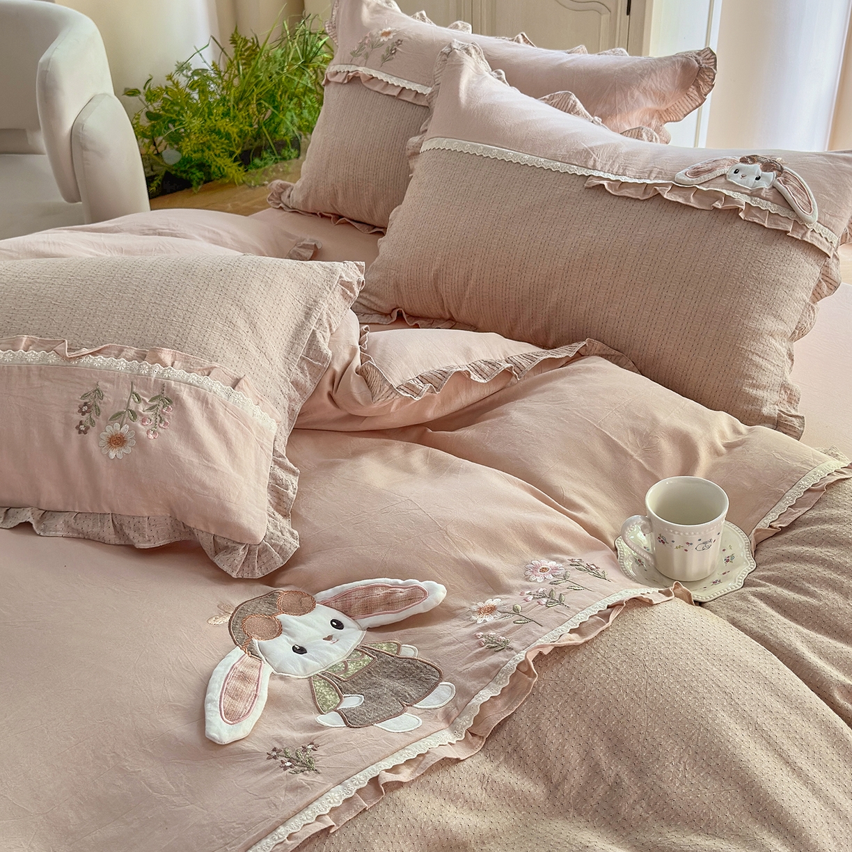 91家纺网 家纺一手货源 找家纺 艾唯希家纺 2025新款全棉纯棉色织小提花工艺四件套-开心兔系列 开心兔-粉