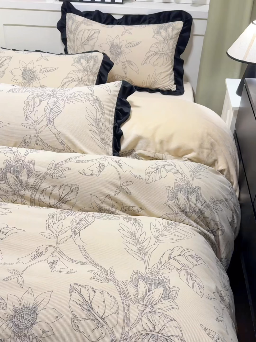 91家纺网 家纺一手货源 找家纺 宅家居 2025新款轻法式小香风灯芯绒提花立体韩版花边牛奶绒四件套-实拍风 语叶