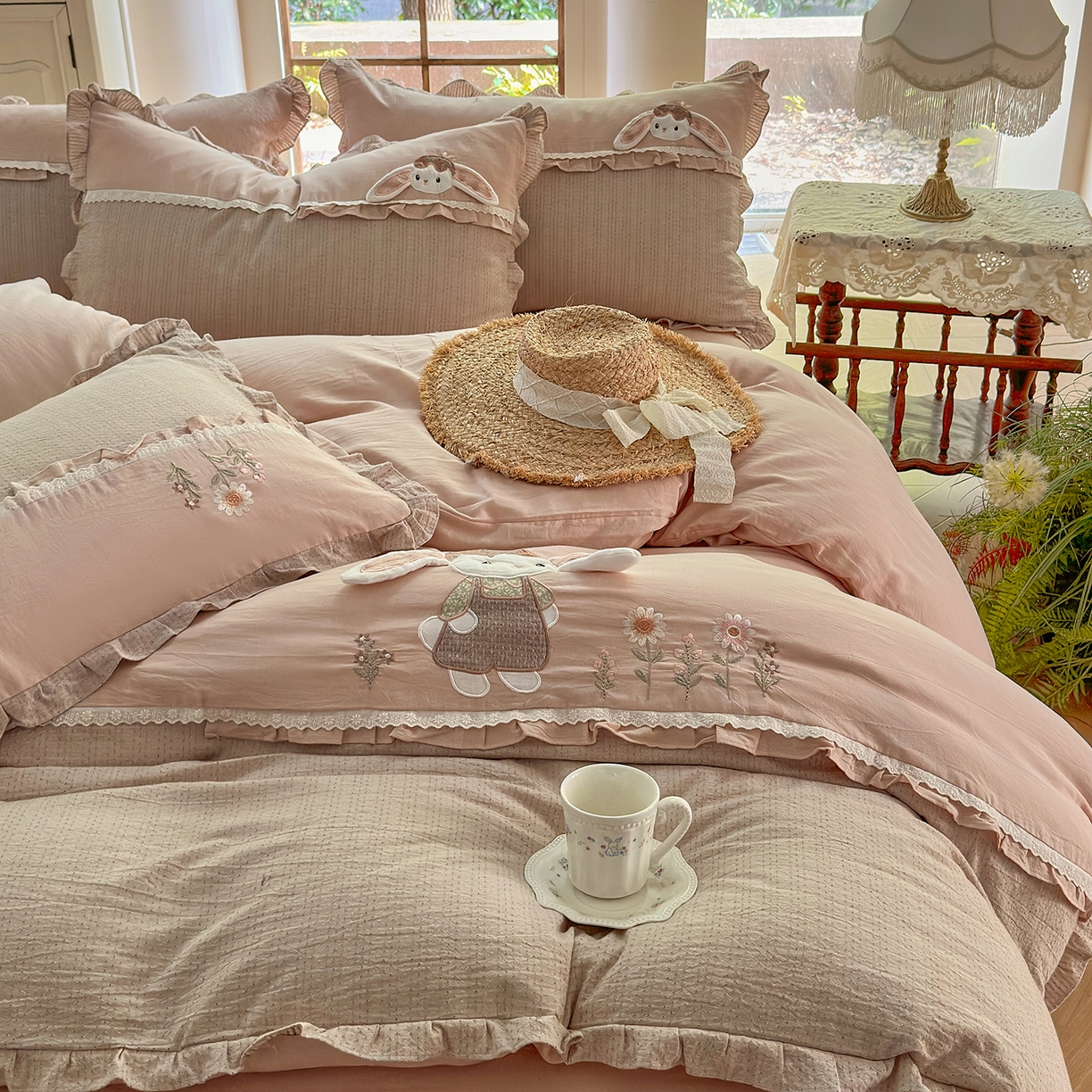 91家纺网 家纺一手货源 找家纺 艾唯希家纺 2025新款全棉纯棉色织小提花工艺四件套-开心兔系列 开心兔-粉