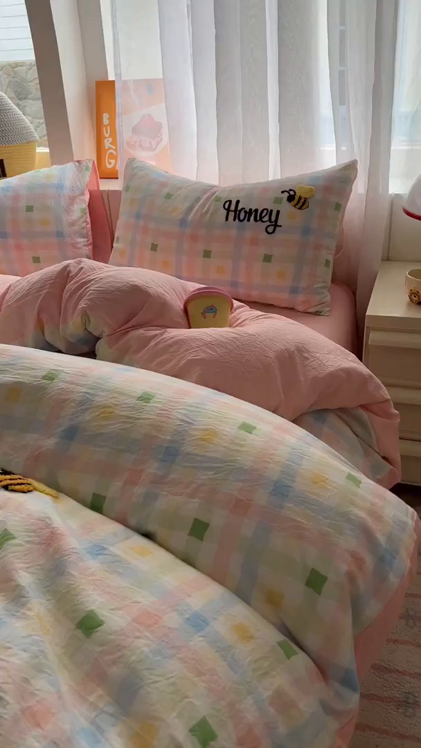 91家纺网 家纺一手货源 找家纺 易辰美 2025新款水洗棉毛巾绣卡通四件套 萌趣猫咪