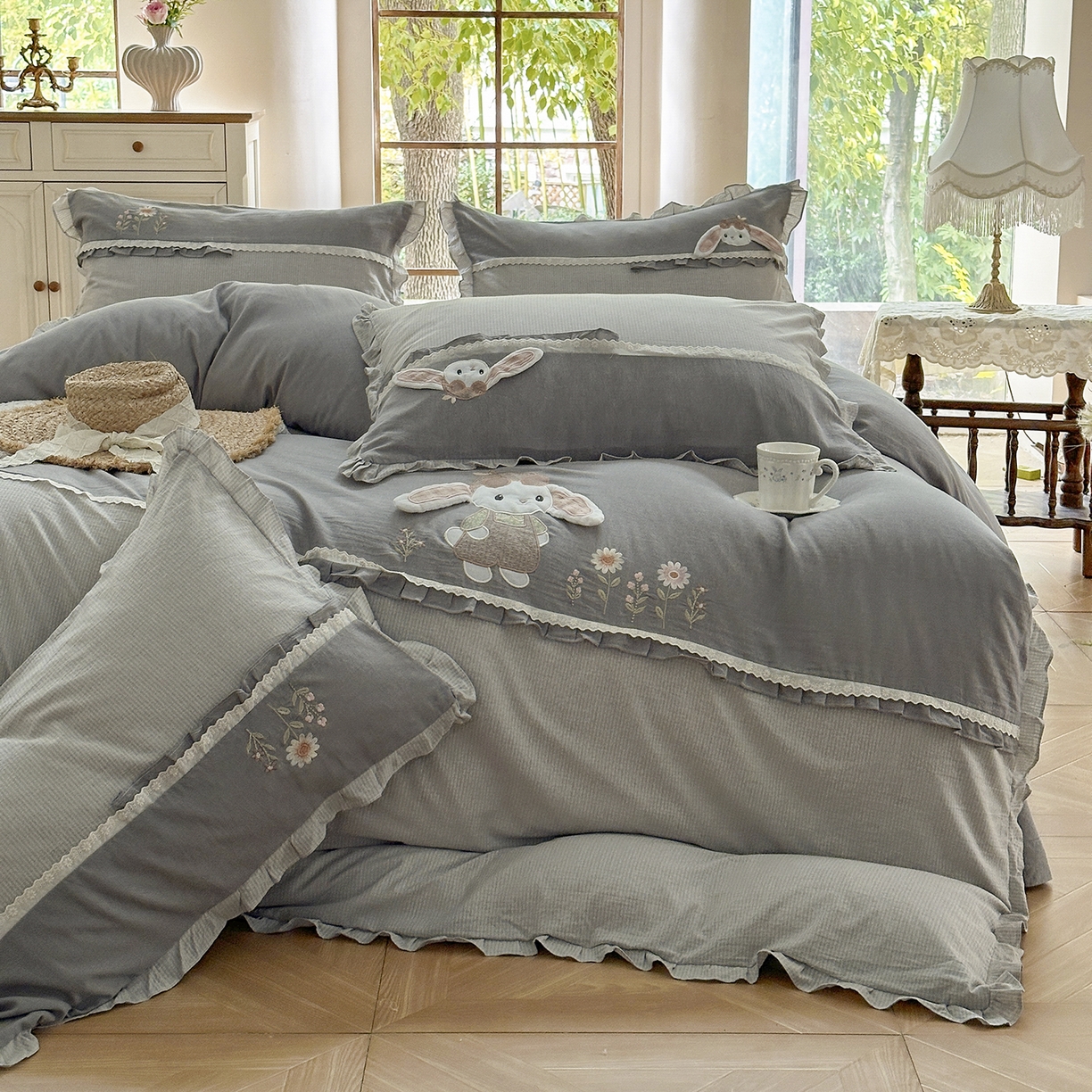 91家纺网 家纺一手货源 找家纺 艾唯希家纺 2025新款全棉纯棉色织小提花工艺四件套-开心兔系列 开心兔-灰