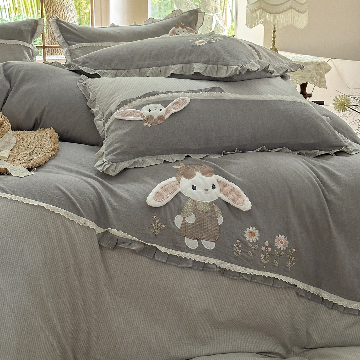 91家纺网 家纺一手货源 找家纺 艾唯希家纺 2025新款全棉纯棉色织小提花工艺四件套-开心兔系列 开心兔-灰