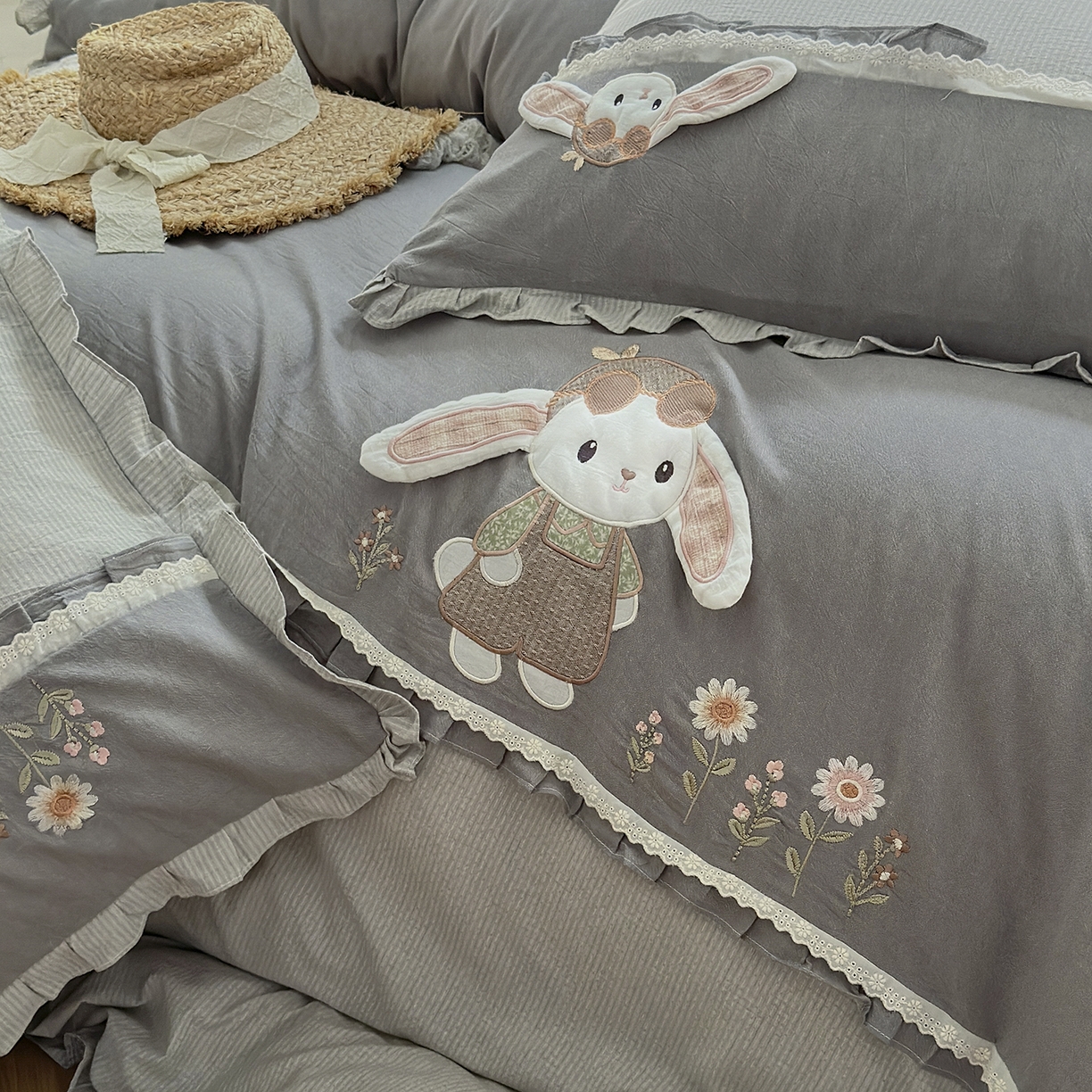 91家纺网 家纺一手货源 找家纺 艾唯希家纺 2025新款全棉纯棉色织小提花工艺四件套-开心兔系列 开心兔-灰