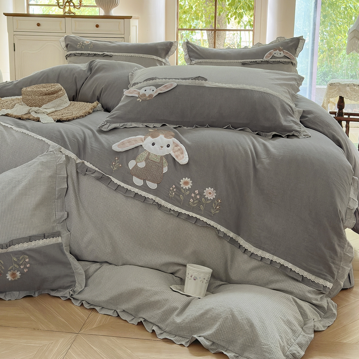 91家纺网 家纺一手货源 找家纺 艾唯希家纺 2025新款全棉纯棉色织小提花工艺四件套-开心兔系列 开心兔-灰