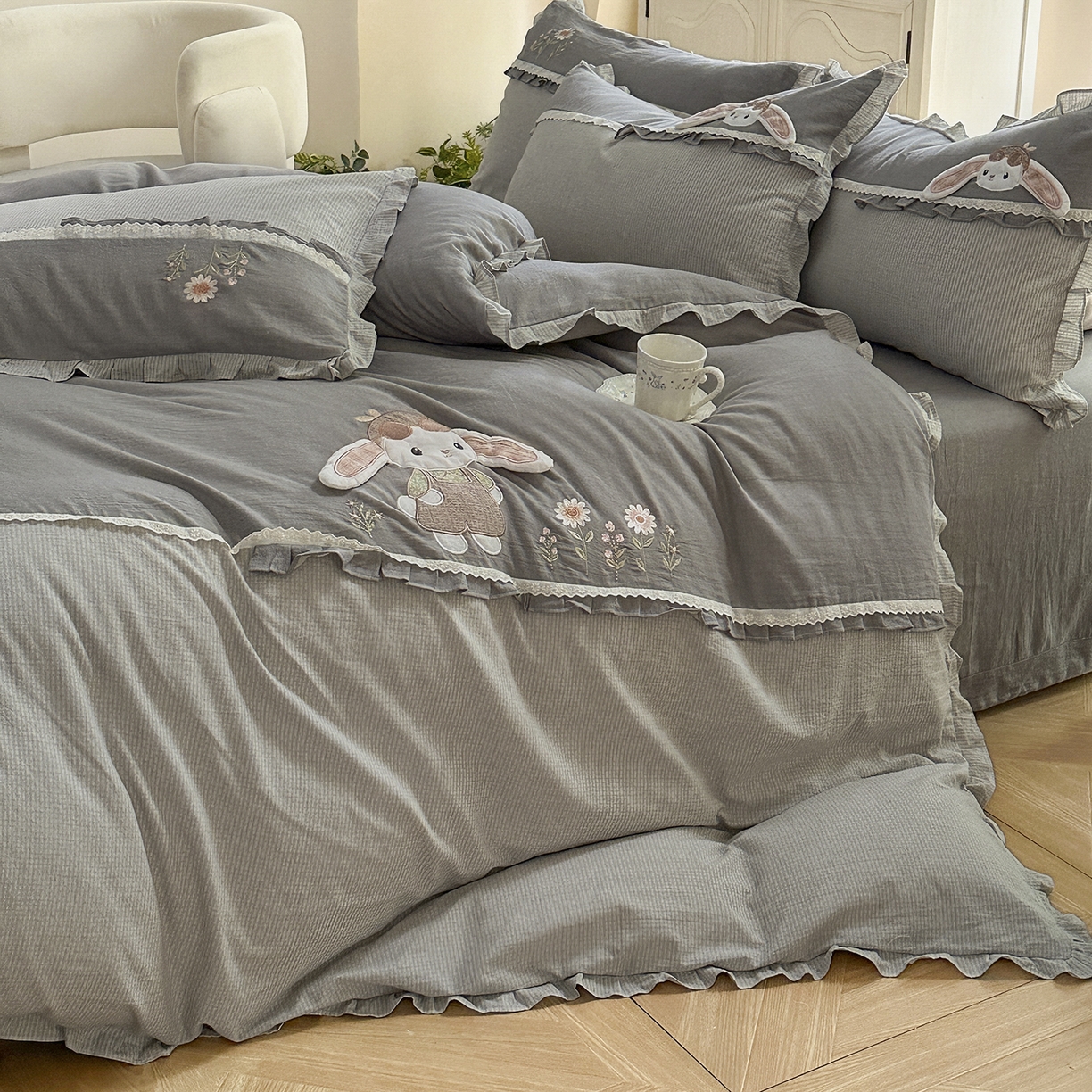 91家纺网 家纺一手货源 找家纺 艾唯希家纺 2025新款全棉纯棉色织小提花工艺四件套-开心兔系列 开心兔-灰