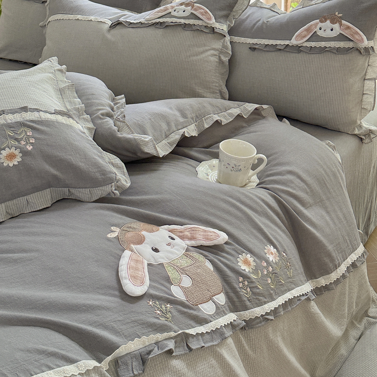 91家纺网 家纺一手货源 找家纺 艾唯希家纺 2025新款全棉纯棉色织小提花工艺四件套-开心兔系列 开心兔-灰