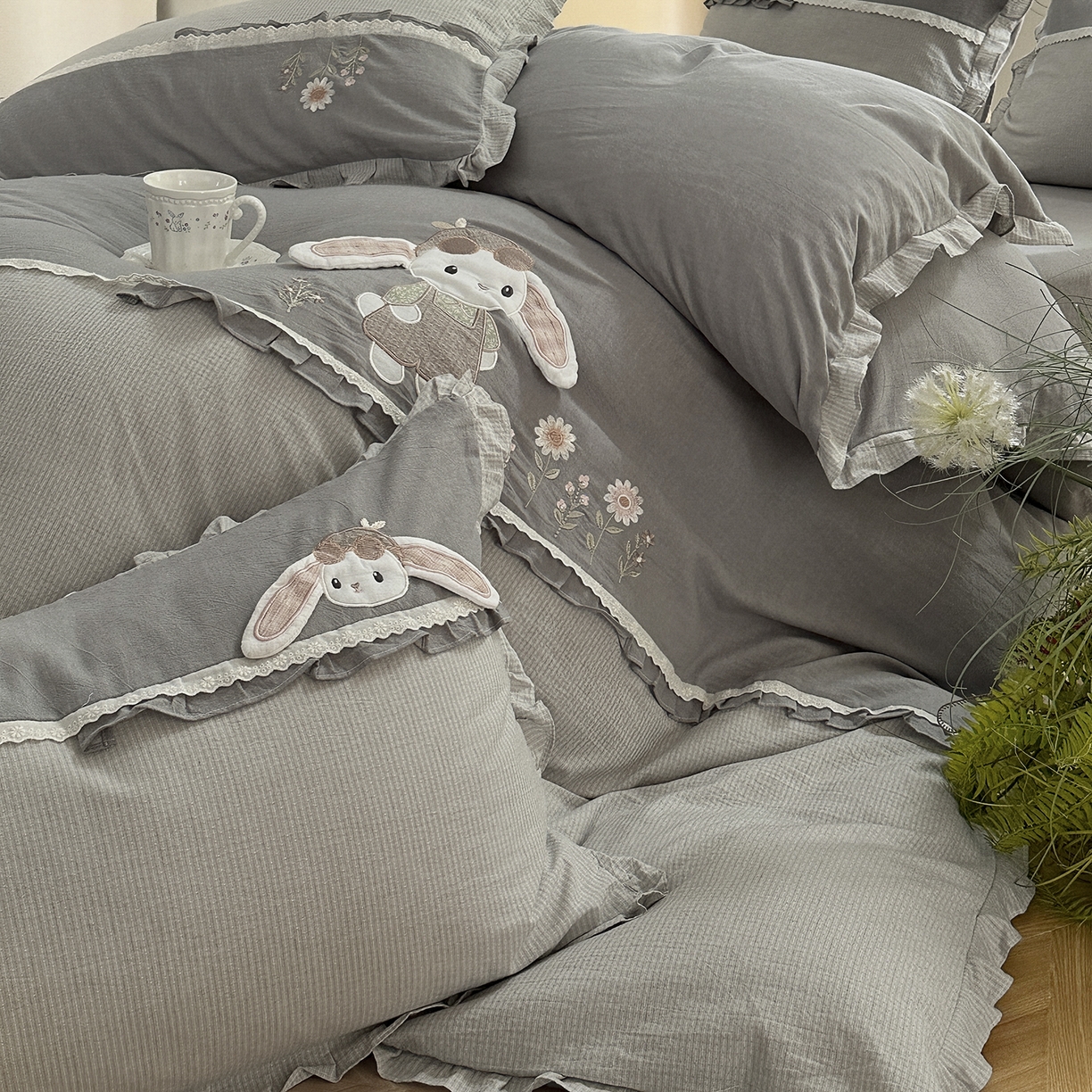 91家纺网 家纺一手货源 找家纺 艾唯希家纺 2025新款全棉纯棉色织小提花工艺四件套-开心兔系列 开心兔-灰