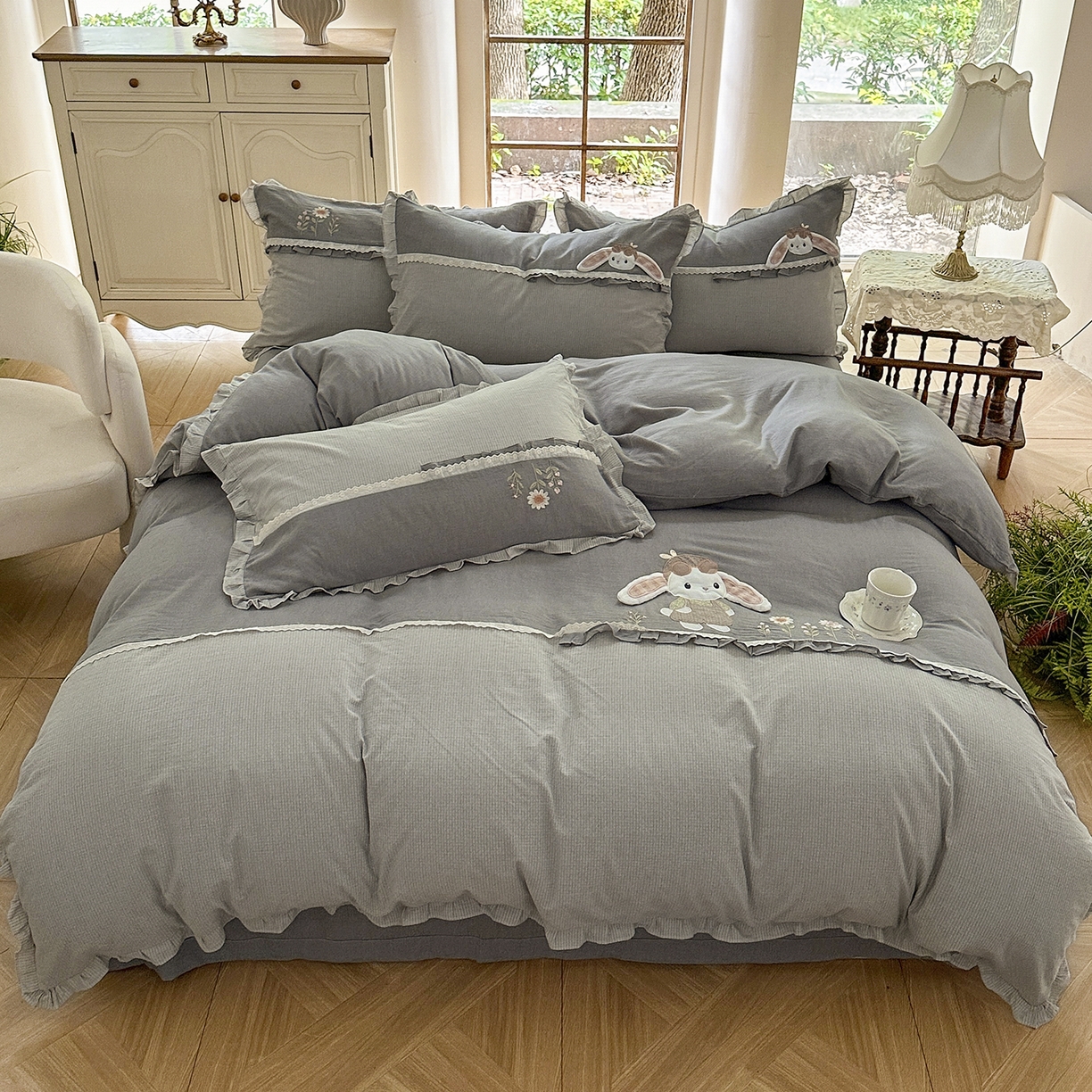 91家纺网 家纺一手货源 找家纺 艾唯希家纺 2025新款全棉纯棉色织小提花工艺四件套-开心兔系列 开心兔-灰