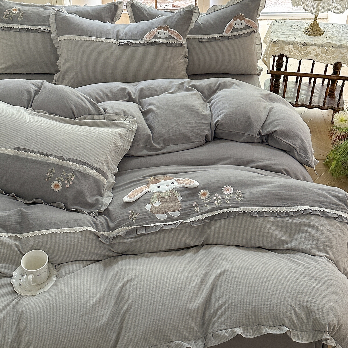 91家纺网 家纺一手货源 找家纺 艾唯希家纺 2025新款全棉纯棉色织小提花工艺四件套-开心兔系列 开心兔-灰