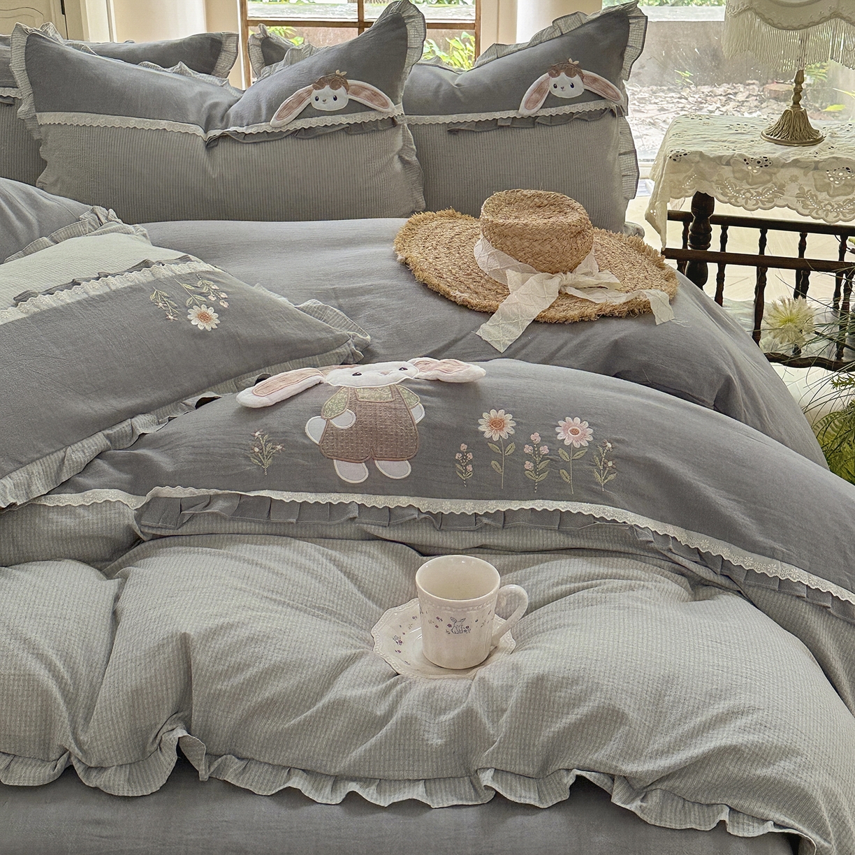 91家纺网 家纺一手货源 找家纺 艾唯希家纺 2025新款全棉纯棉色织小提花工艺四件套-开心兔系列 开心兔-灰