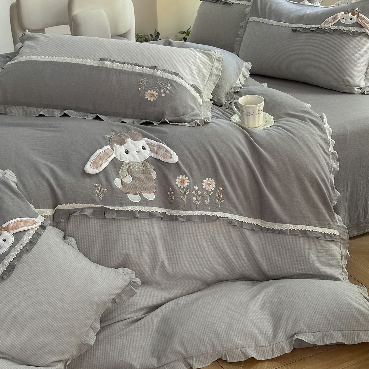 91家纺网 家纺一手货源 找家纺 艾唯希家纺 2025新款全棉纯棉色织小提花工艺四件套-开心兔系列 开心兔-灰