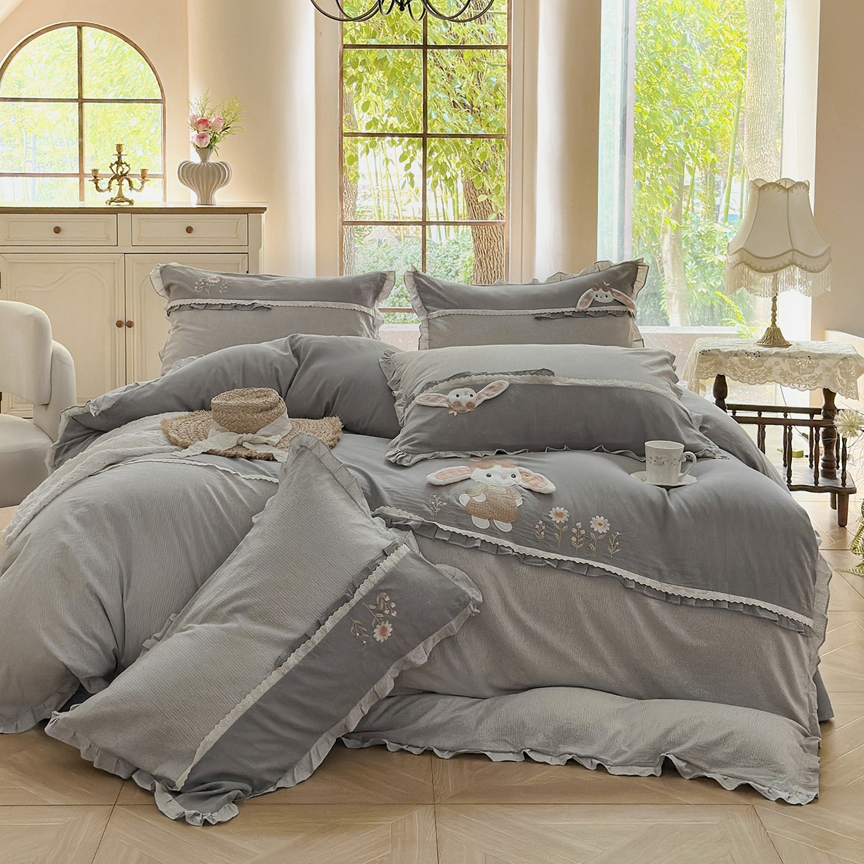 91家纺网 家纺一手货源 找家纺 艾唯希家纺 2025新款全棉纯棉色织小提花工艺四件套-开心兔系列 开心兔-灰