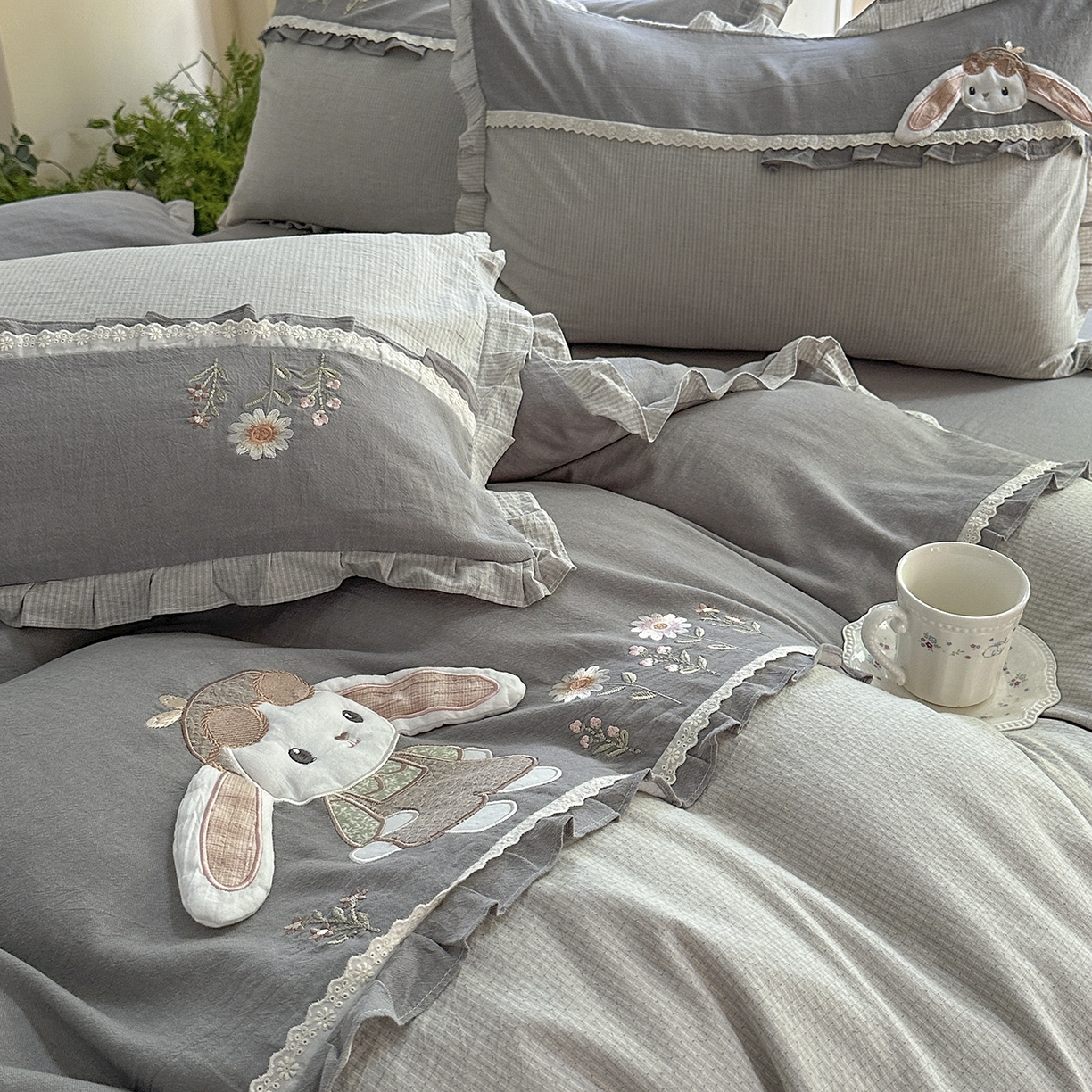 91家纺网 家纺一手货源 找家纺 艾唯希家纺 2025新款全棉纯棉色织小提花工艺四件套-开心兔系列 开心兔-灰
