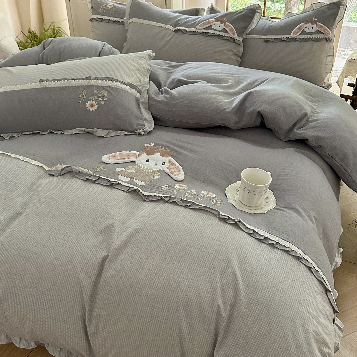 91家纺网 家纺一手货源 找家纺 艾唯希家纺 2025新款全棉纯棉色织小提花工艺四件套-开心兔系列 开心兔-灰