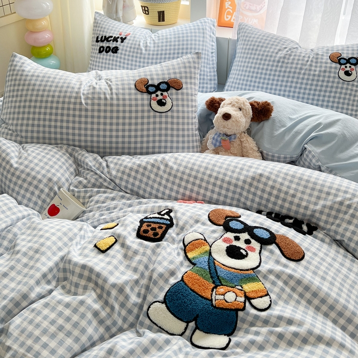 91家纺网 家纺一手货源 找家纺 易辰美 2025新款水洗棉毛巾绣卡通四件套 彩条狗