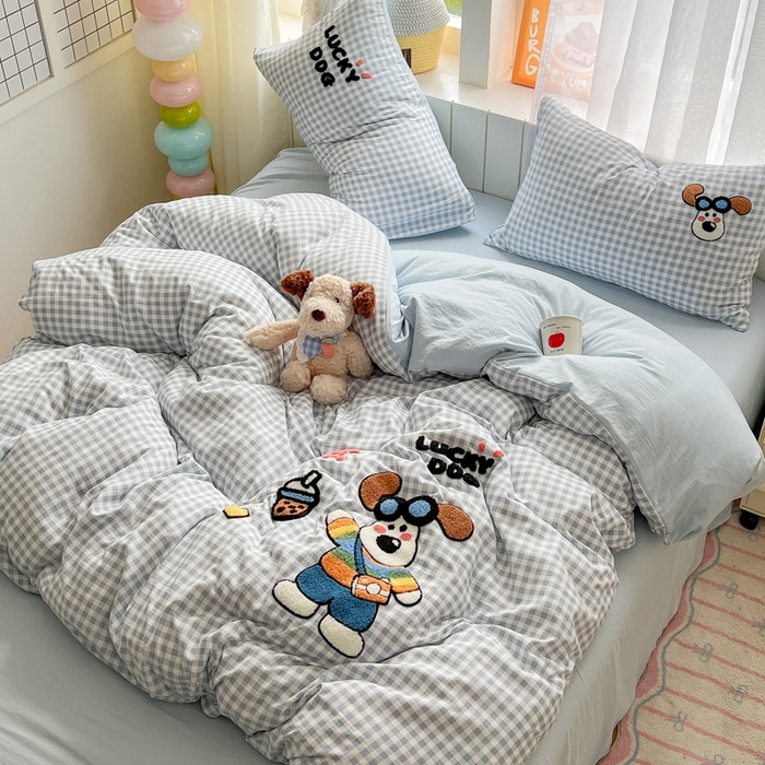 91家纺网 家纺一手货源 找家纺 易辰美 2025新款水洗棉毛巾绣卡通四件套 彩条狗