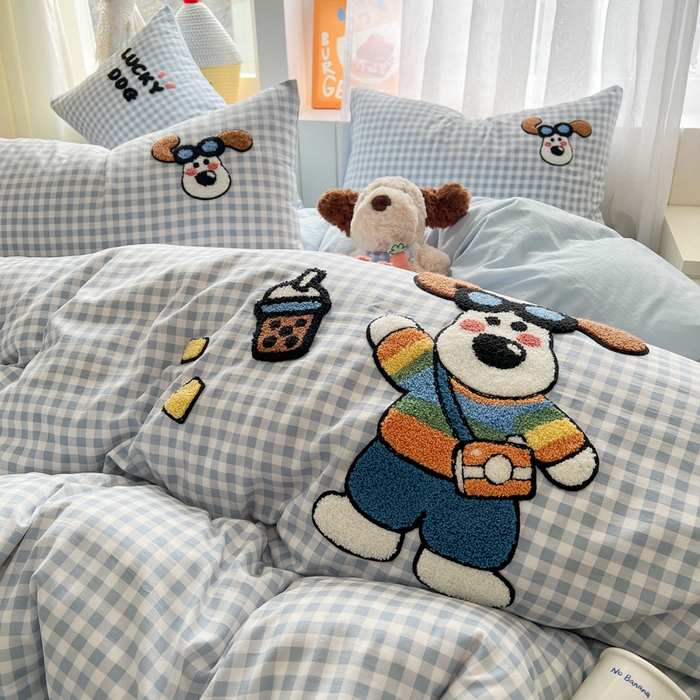 91家纺网 家纺一手货源 找家纺 易辰美 2025新款水洗棉毛巾绣卡通四件套 彩条狗