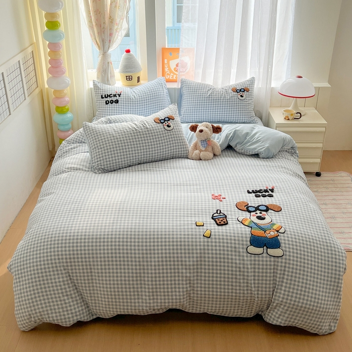 91家纺网 家纺一手货源 找家纺 易辰美 2025新款水洗棉毛巾绣卡通四件套 彩条狗