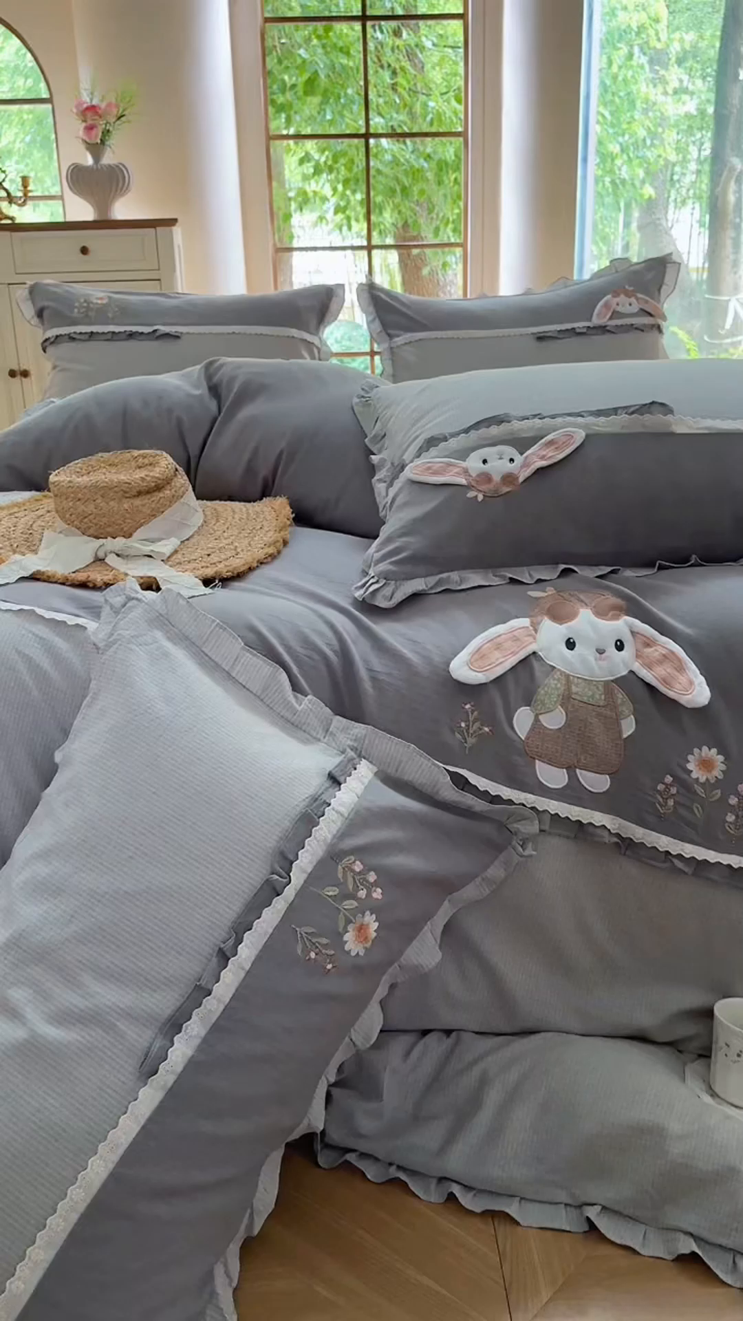 91家纺网 家纺一手货源 找家纺 艾唯希家纺 2025新款全棉纯棉色织小提花工艺四件套-开心兔系列 开心兔-灰