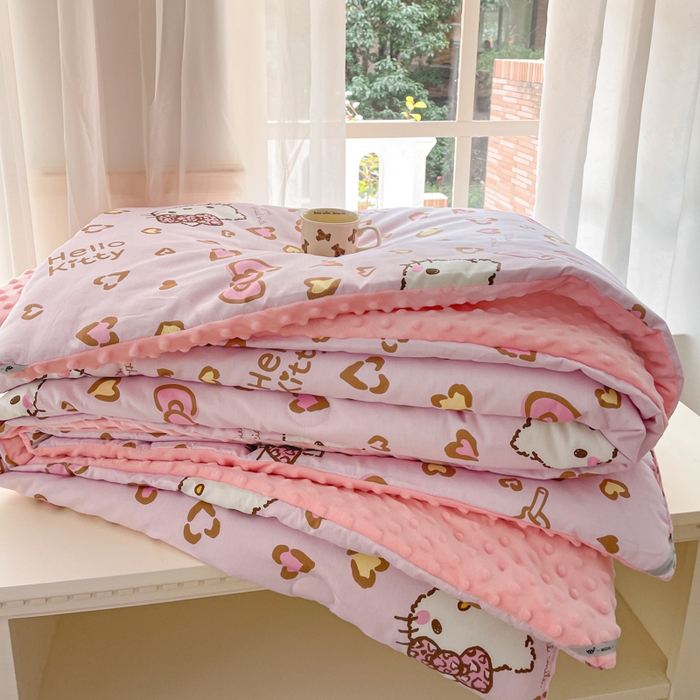 91家纺网 家纺一手货源 找家纺 暮思家居 2025新款正版授权三丽鸥A版纯棉B版安抚豆豆绒春秋被冬被豆豆被被子被芯系列 豆豆被-凯蒂乐园