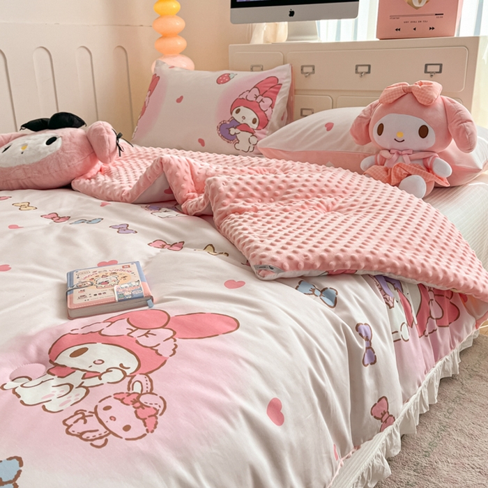 91家纺网 家纺一手货源 找家纺 暮思家居 2025新款正版授权三丽鸥A版纯棉B版安抚豆豆绒春秋被冬被豆豆被被子被芯系列 豆豆被-洋娃娃美乐蒂