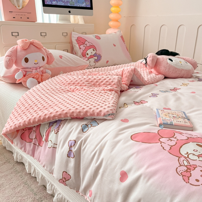 91家纺网 家纺一手货源 找家纺 暮思家居 2025新款正版授权三丽鸥A版纯棉B版安抚豆豆绒春秋被冬被豆豆被被子被芯系列 豆豆被-洋娃娃美乐蒂