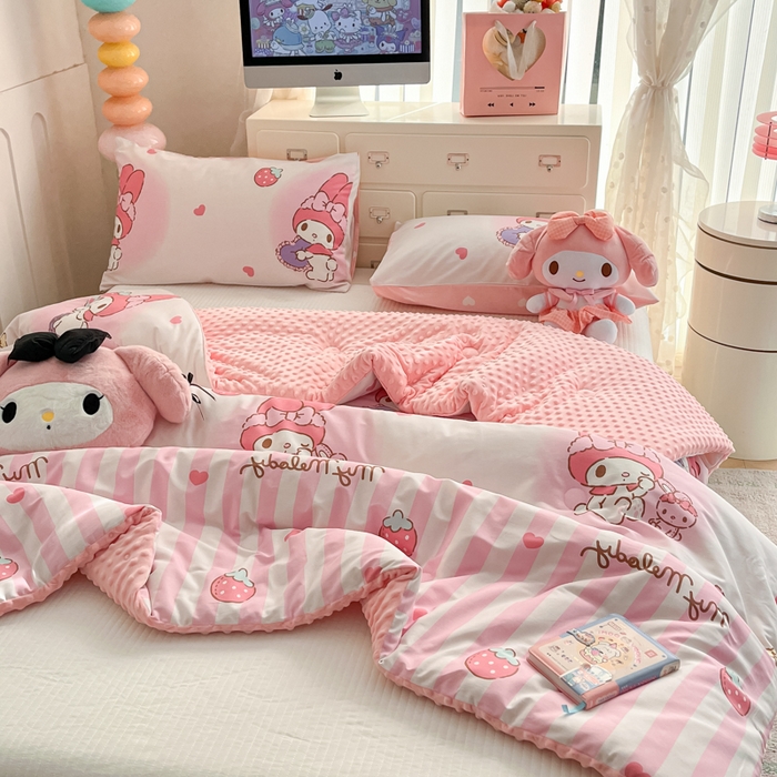 91家纺网 家纺一手货源 找家纺 暮思家居 2025新款正版授权三丽鸥A版纯棉B版安抚豆豆绒春秋被冬被豆豆被被子被芯系列 豆豆被-洋娃娃美乐蒂