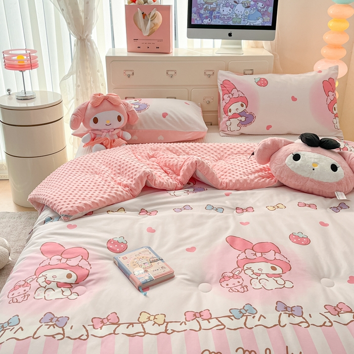 91家纺网 家纺一手货源 找家纺 暮思家居 2025新款正版授权三丽鸥A版纯棉B版安抚豆豆绒春秋被冬被豆豆被被子被芯系列 豆豆被-洋娃娃美乐蒂