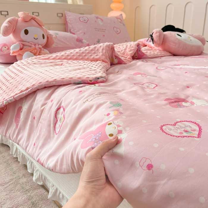 91家纺网 家纺一手货源 找家纺 暮思家居 2025新款正版授权三丽鸥A版纯棉B版安抚豆豆绒春秋被冬被豆豆被被子被芯系列 豆豆被-爱心美乐蒂