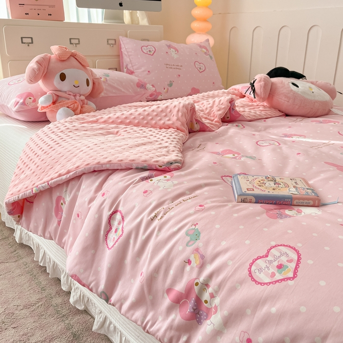 91家纺网 家纺一手货源 找家纺 暮思家居 2025新款正版授权三丽鸥A版纯棉B版安抚豆豆绒春秋被冬被豆豆被被子被芯系列 豆豆被-爱心美乐蒂