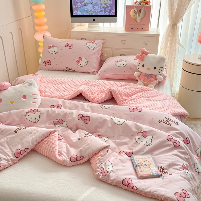 91家纺网 家纺一手货源 找家纺 暮思家居 2025新款正版授权三丽鸥A版纯棉B版安抚豆豆绒春秋被冬被豆豆被被子被芯系列 豆豆被-可爱凯蒂