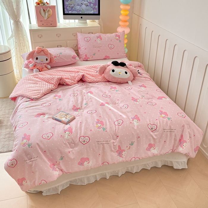 91家纺网 家纺一手货源 找家纺 暮思家居 2025新款正版授权三丽鸥A版纯棉B版安抚豆豆绒春秋被冬被豆豆被被子被芯系列 豆豆被-爱心美乐蒂