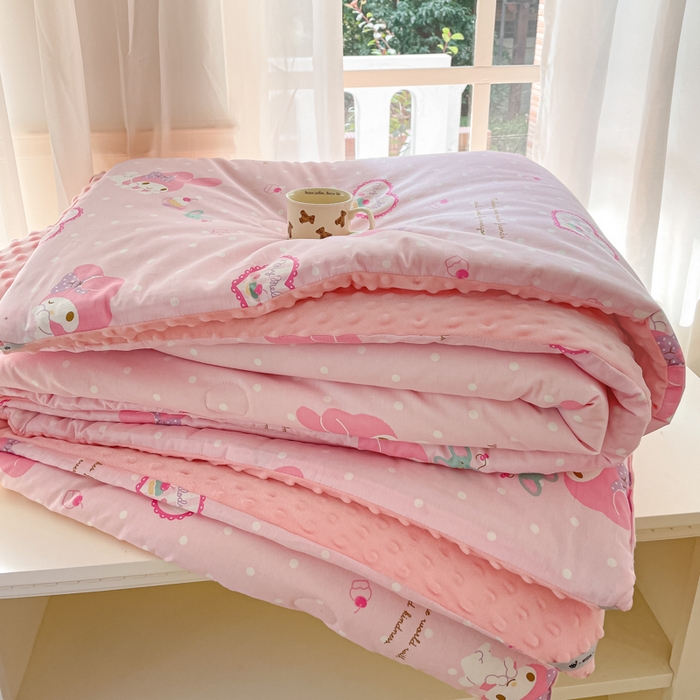 91家纺网 家纺一手货源 找家纺 暮思家居 2025新款正版授权三丽鸥A版纯棉B版安抚豆豆绒春秋被冬被豆豆被被子被芯系列 豆豆被-爱心美乐蒂