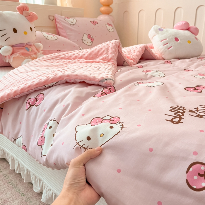 91家纺网 家纺一手货源 找家纺 暮思家居 2025新款正版授权三丽鸥A版纯棉B版安抚豆豆绒春秋被冬被豆豆被被子被芯系列 豆豆被-可爱凯蒂