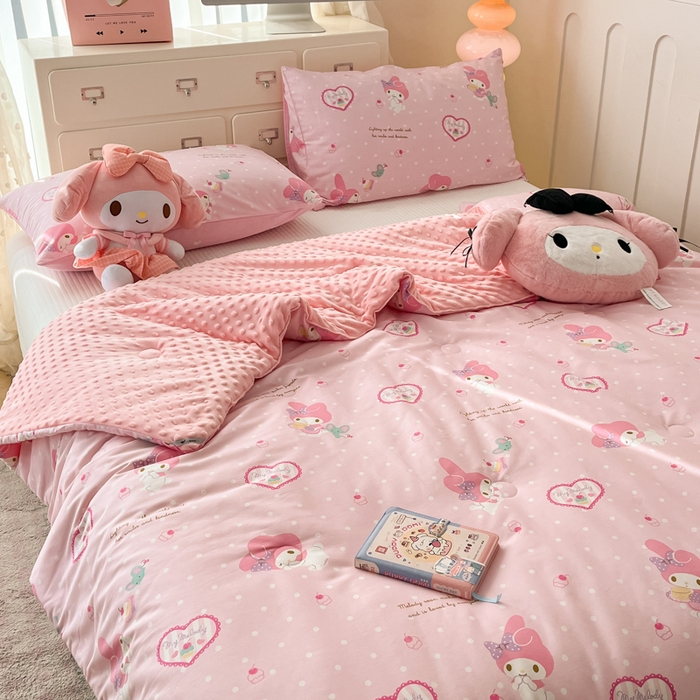 91家纺网 家纺一手货源 找家纺 暮思家居 2025新款正版授权三丽鸥A版纯棉B版安抚豆豆绒春秋被冬被豆豆被被子被芯系列 豆豆被-爱心美乐蒂