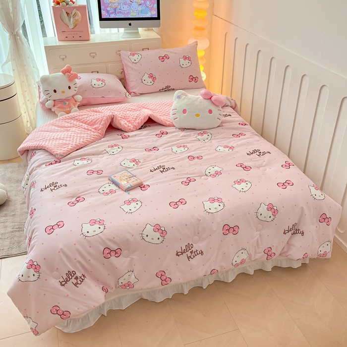 91家纺网 家纺一手货源 找家纺 暮思家居 2025新款正版授权三丽鸥A版纯棉B版安抚豆豆绒春秋被冬被豆豆被被子被芯系列 豆豆被-可爱凯蒂