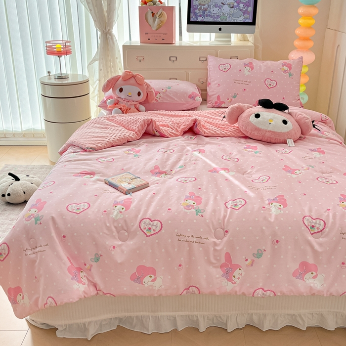 91家纺网 家纺一手货源 找家纺 暮思家居 2025新款正版授权三丽鸥A版纯棉B版安抚豆豆绒春秋被冬被豆豆被被子被芯系列 豆豆被-爱心美乐蒂