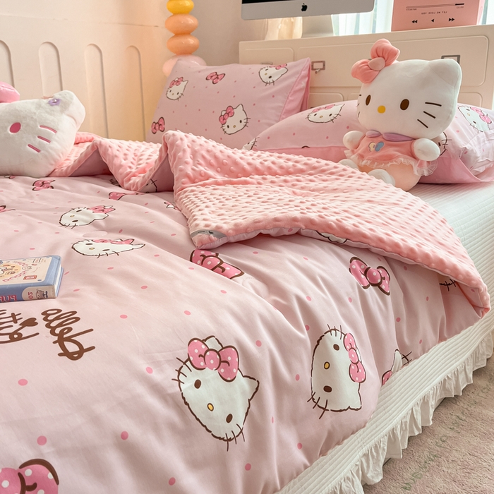 91家纺网 家纺一手货源 找家纺 暮思家居 2025新款正版授权三丽鸥A版纯棉B版安抚豆豆绒春秋被冬被豆豆被被子被芯系列 豆豆被-可爱凯蒂