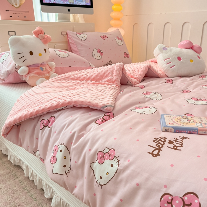 91家纺网 家纺一手货源 找家纺 暮思家居 2025新款正版授权三丽鸥A版纯棉B版安抚豆豆绒春秋被冬被豆豆被被子被芯系列 豆豆被-可爱凯蒂